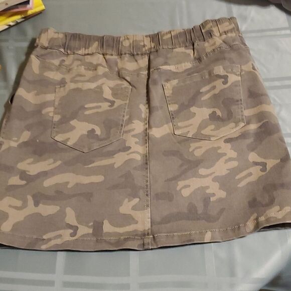 Boston Proper/ Camo Skort/ Size 14 - Picture 5 of 7